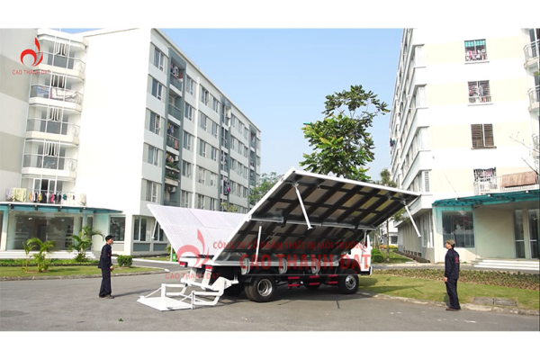 Mobile stage truck