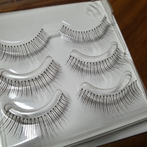 Ribbed eyelashes