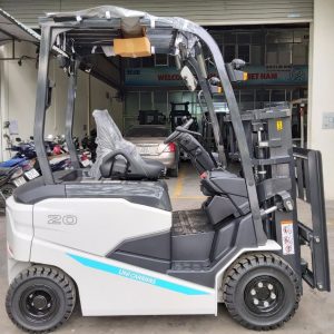 Small sit-down electric forklift