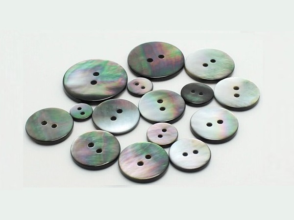 Clamshell button