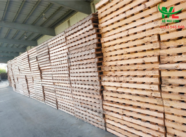 Wooden pallet packing