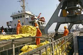 Loading services at seaports