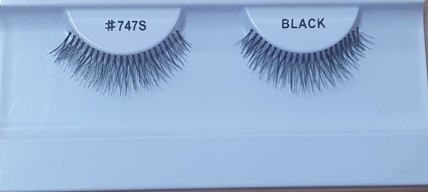 Fluffy, cat-eye, wispy eyelashes