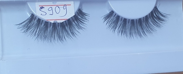 Fluffy, cat-eye, wispy eyelashes