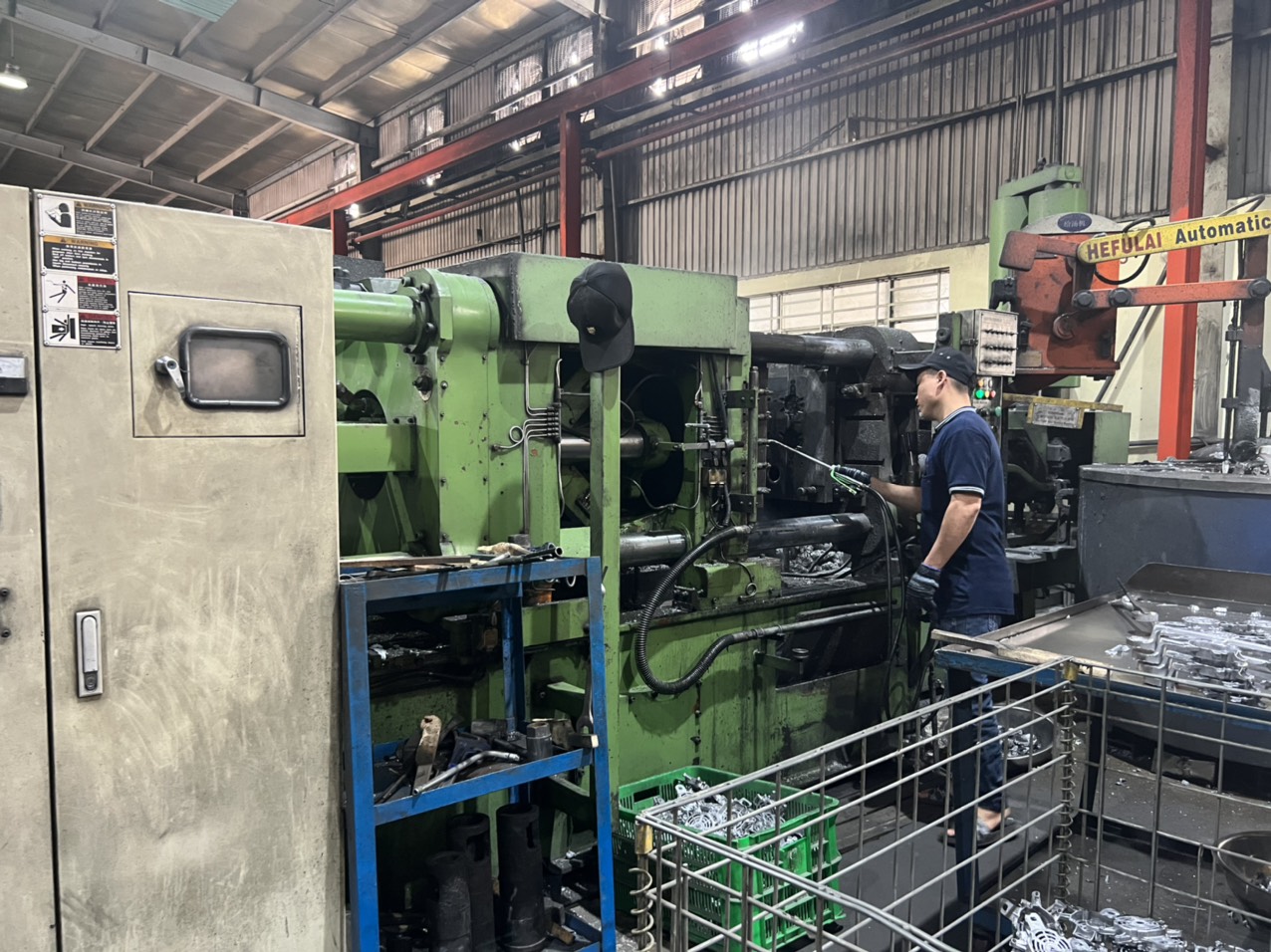 Aluminum casting machine