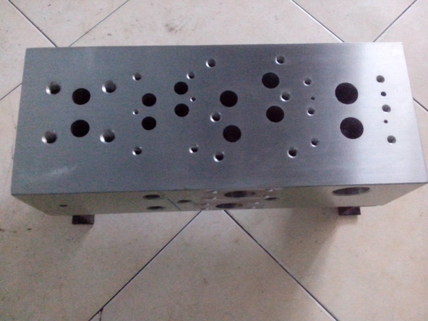 Hydraulic valve base