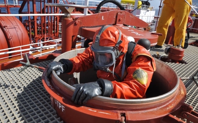 Wastewater tank cleaning