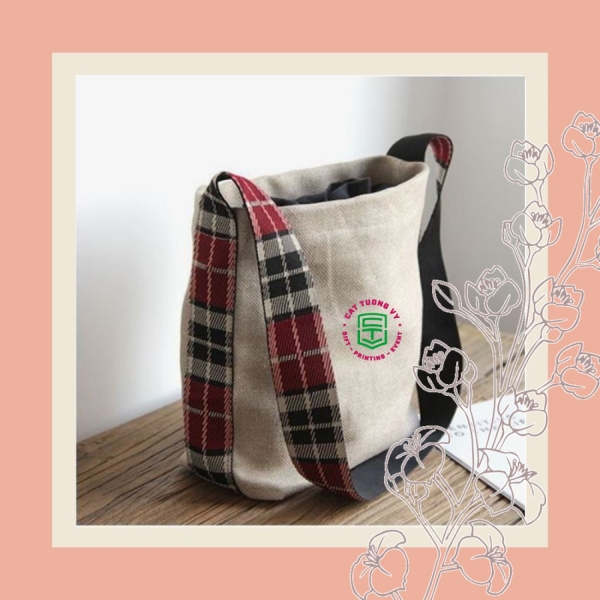 Canvas bag with checkered border