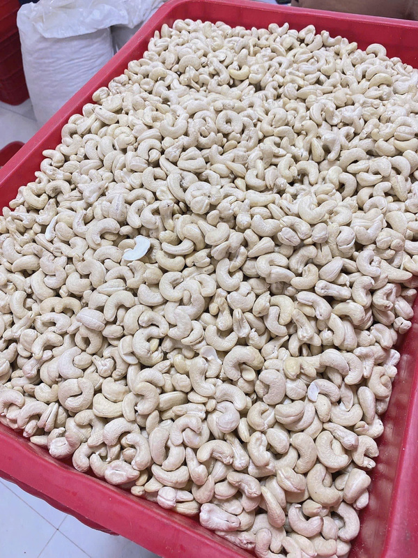 White cashew nuts