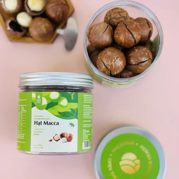 Cracked macadamia nuts in a plastic can, 200g