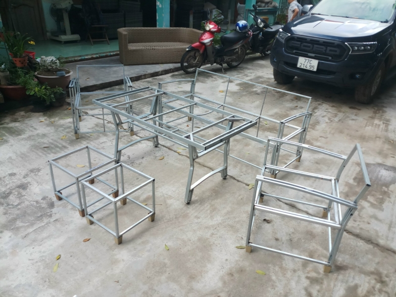 Poly rattan tables & chairs