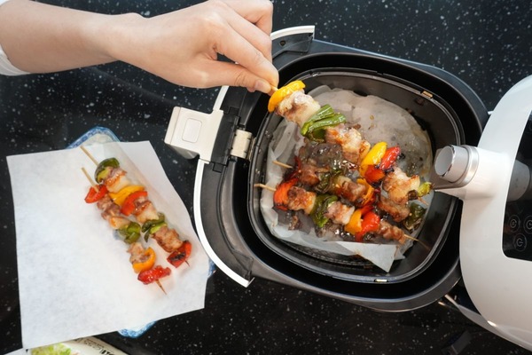 Oil absorbing cooking paper