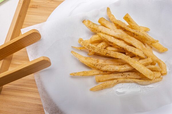 Oil absorbing cooking paper