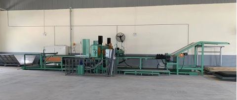 Foam rubber sheet cutting machine