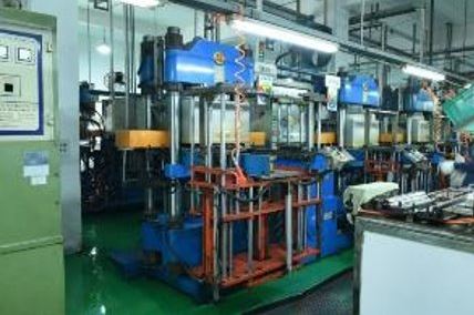Vacuum injection molding machine