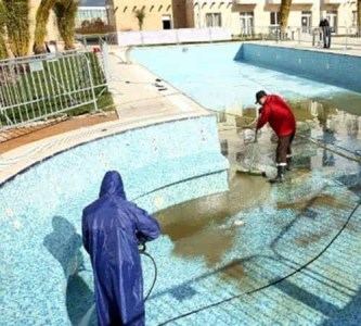 Swimming pool cleaning service