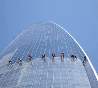 Building glass cleaning service