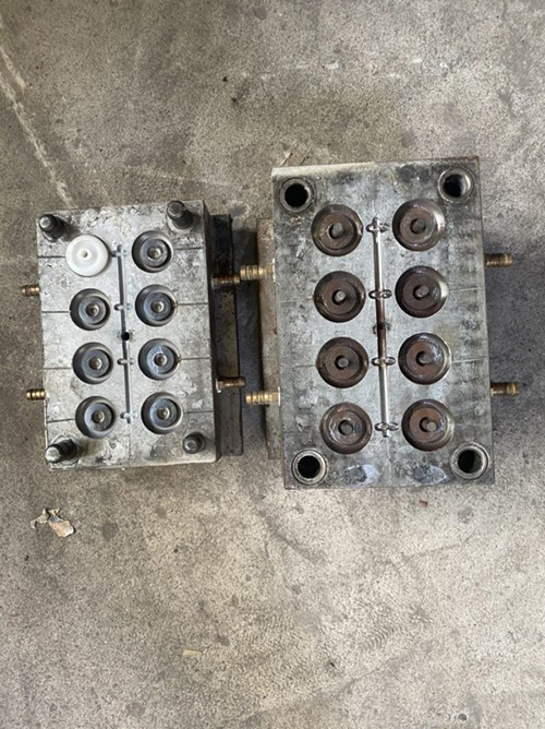 Plastic injection mold
