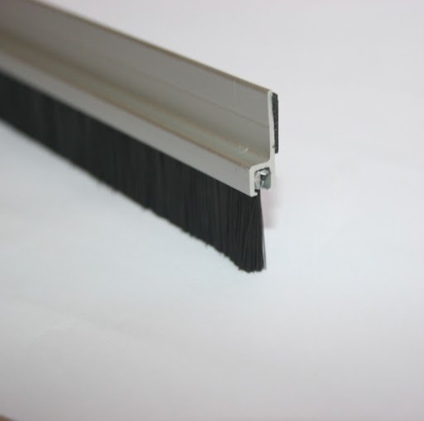 Dust strip brush