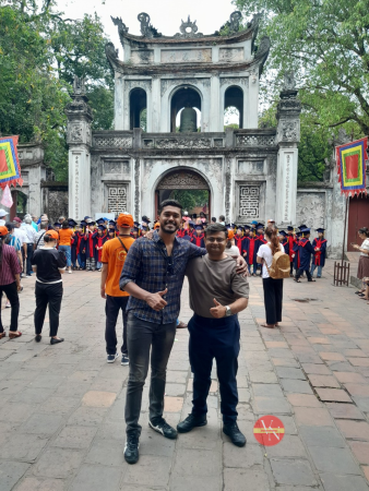 Happy tourists with VN Discovery