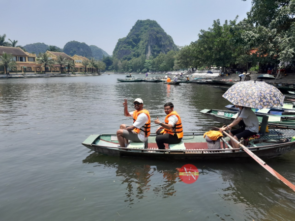 Happy tourists with VN Discovery