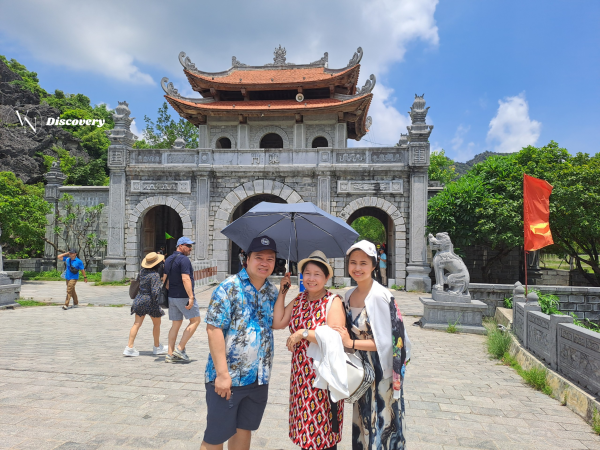 Happy tourists with VN Discovery