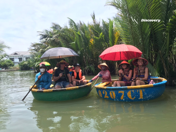 Happy tourists with VN Discovery