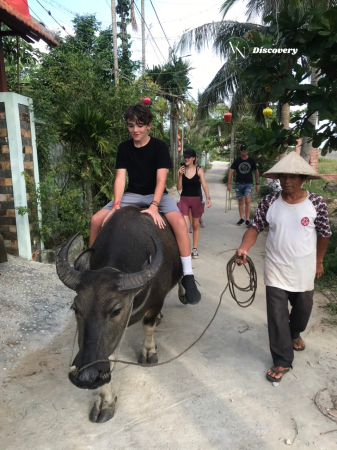 Happy tourists with VN Discovery