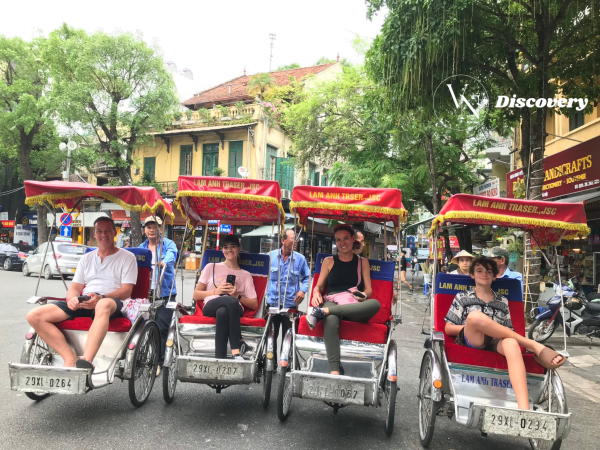 Happy tourists with VN Discovery