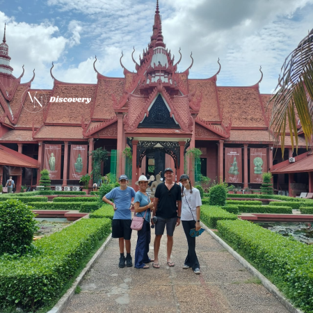 Happy tourists with VN Discovery in Cambodia