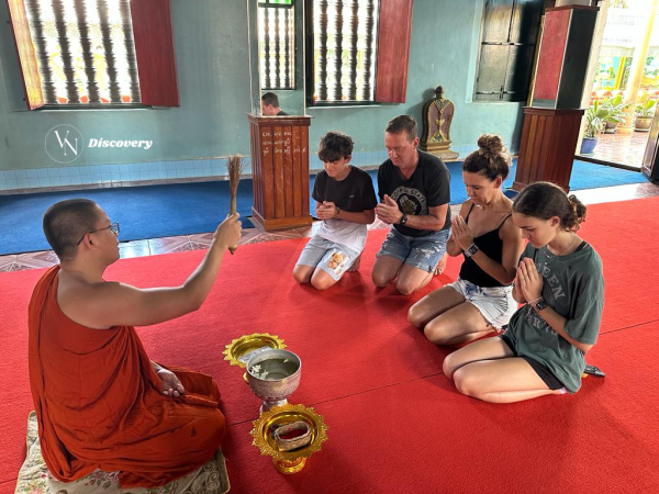 Happy tourists with VN Discovery in Cambodia