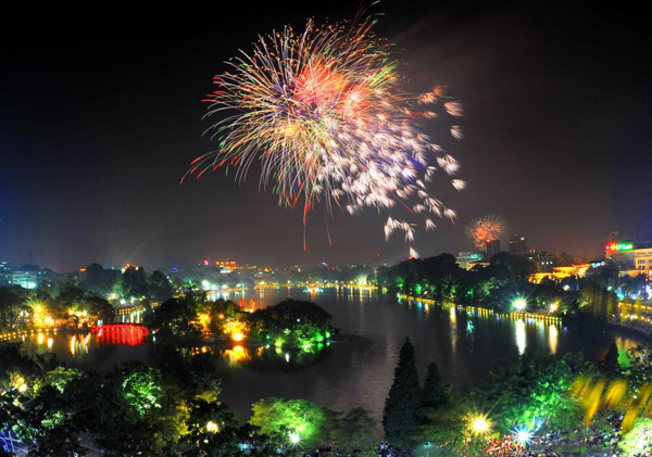 Hoan Kiem Lake at night