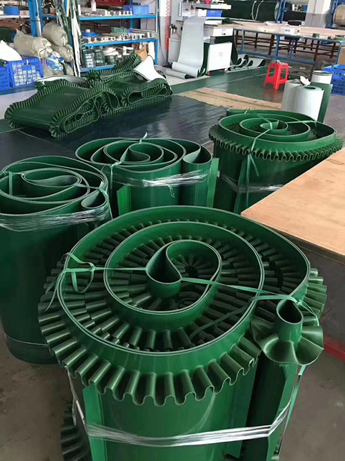 Green PVC conveyor with 2-side skirt