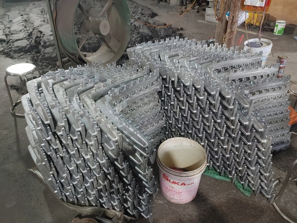 Cast aluminum lamp post, park chair