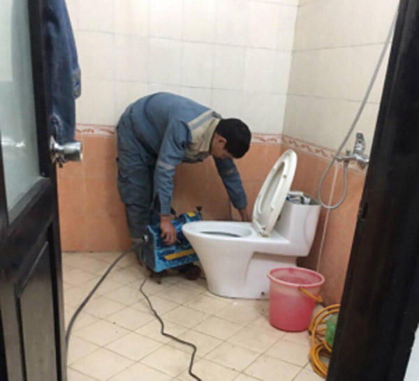 Toilet unclogging