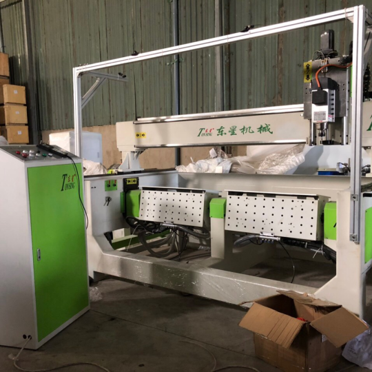 CNC wood board cutting machine with 1 head and 2 tables