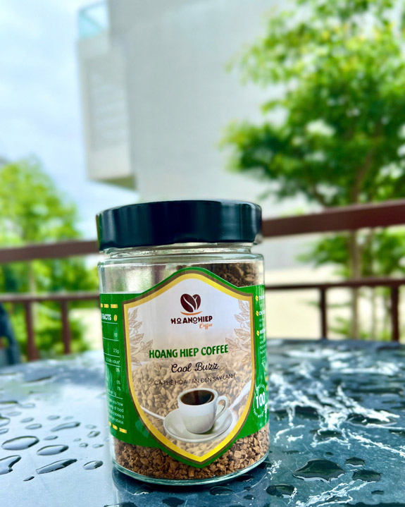 Instant black freeze-dried coffee