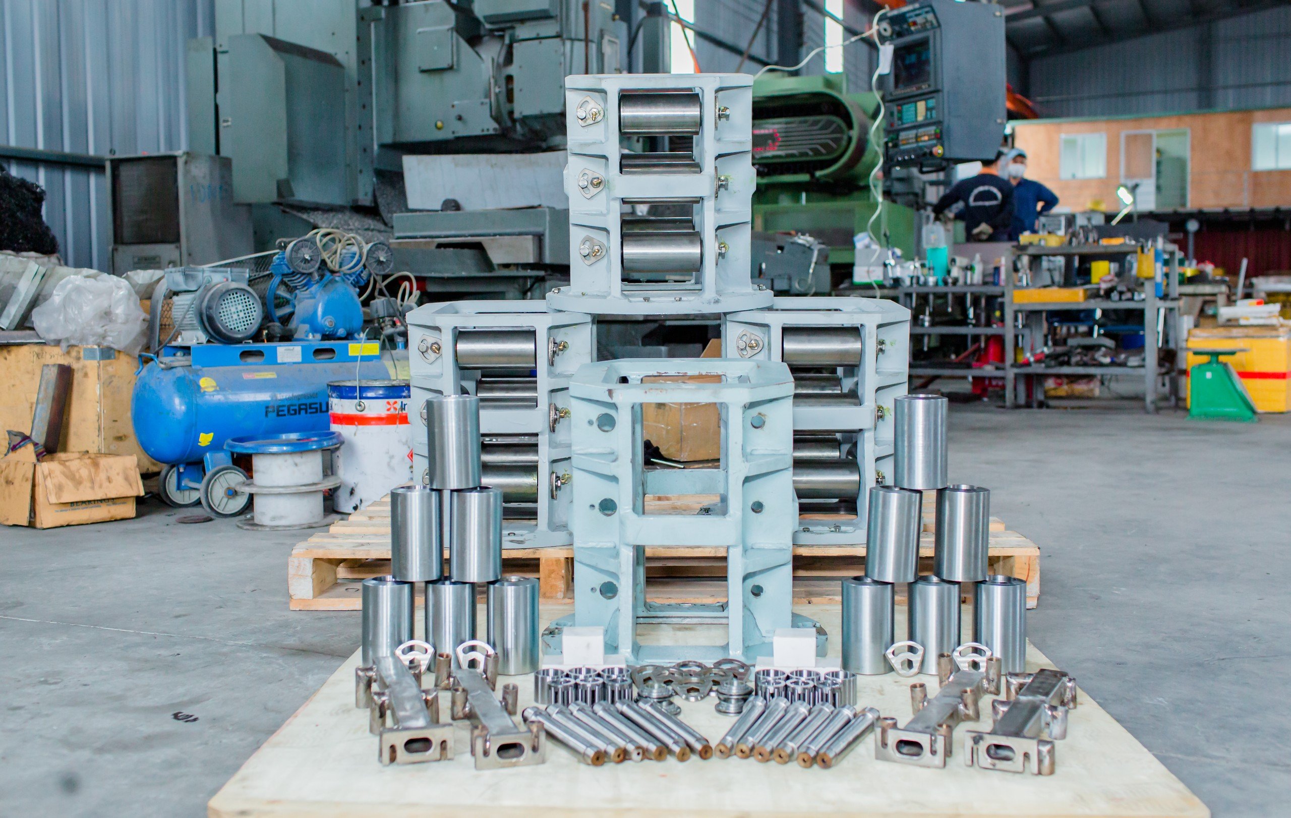 Mold assembly foot roller