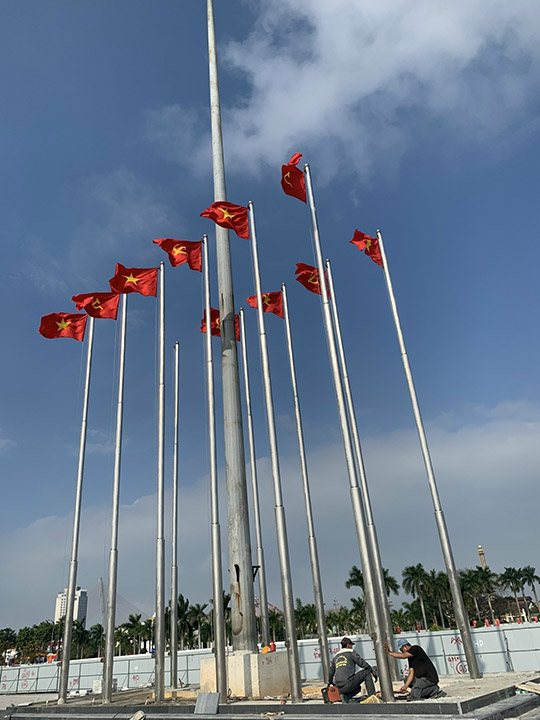 Decorative flagpole cluster construction at Da Nang intersection