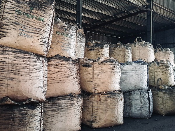 Oval coconut shell charcoal briquettes