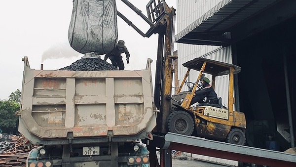 Oval coconut shell charcoal briquettes
