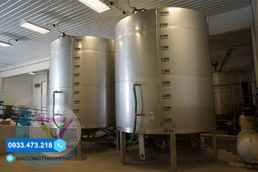 Stainless steel chemical storage tank