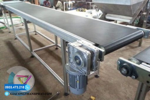 Smooth rubber conveyor belt