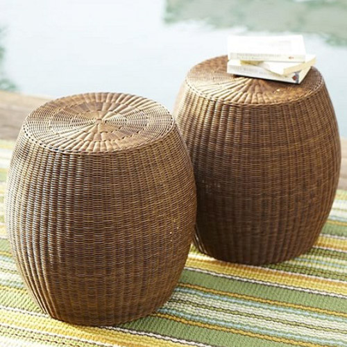 Poly rattan table