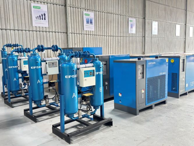 Regenerative desiccant air dryer