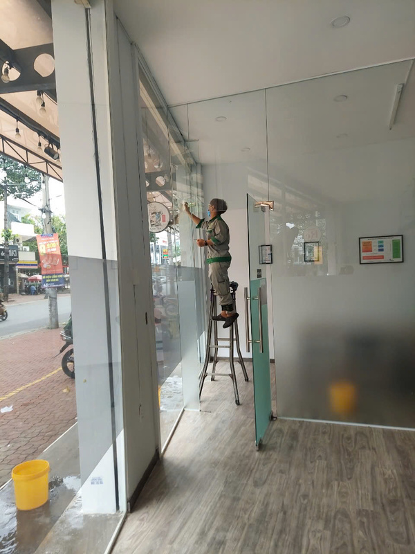 Glass cleaning service
