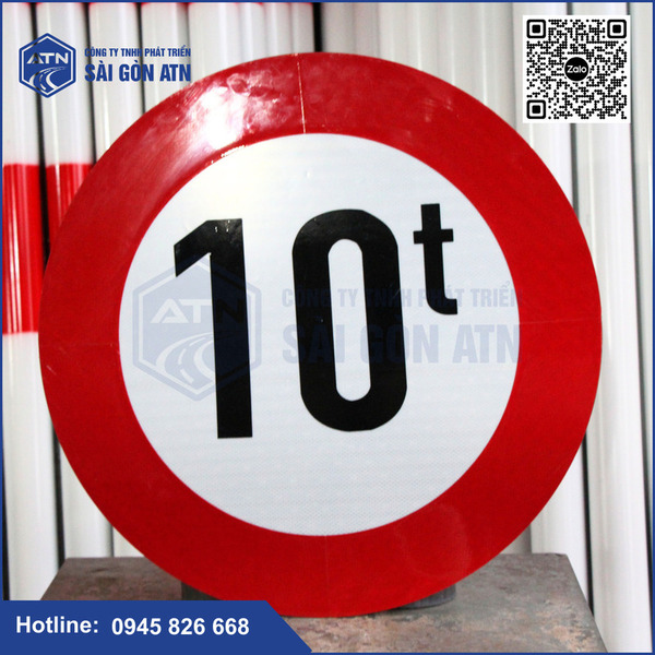 Traffic sign indicating gross vehicle weight restriction