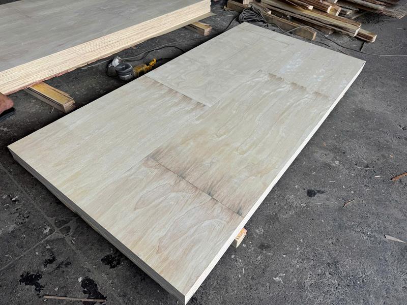 Rubberwood core plywood