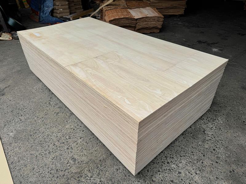 Rubberwood core plywood