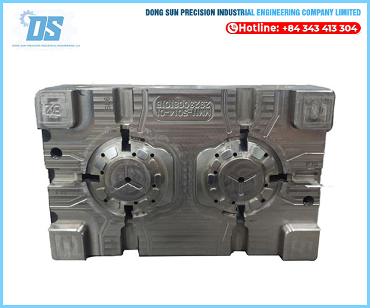 Plastic molds and injection molding
